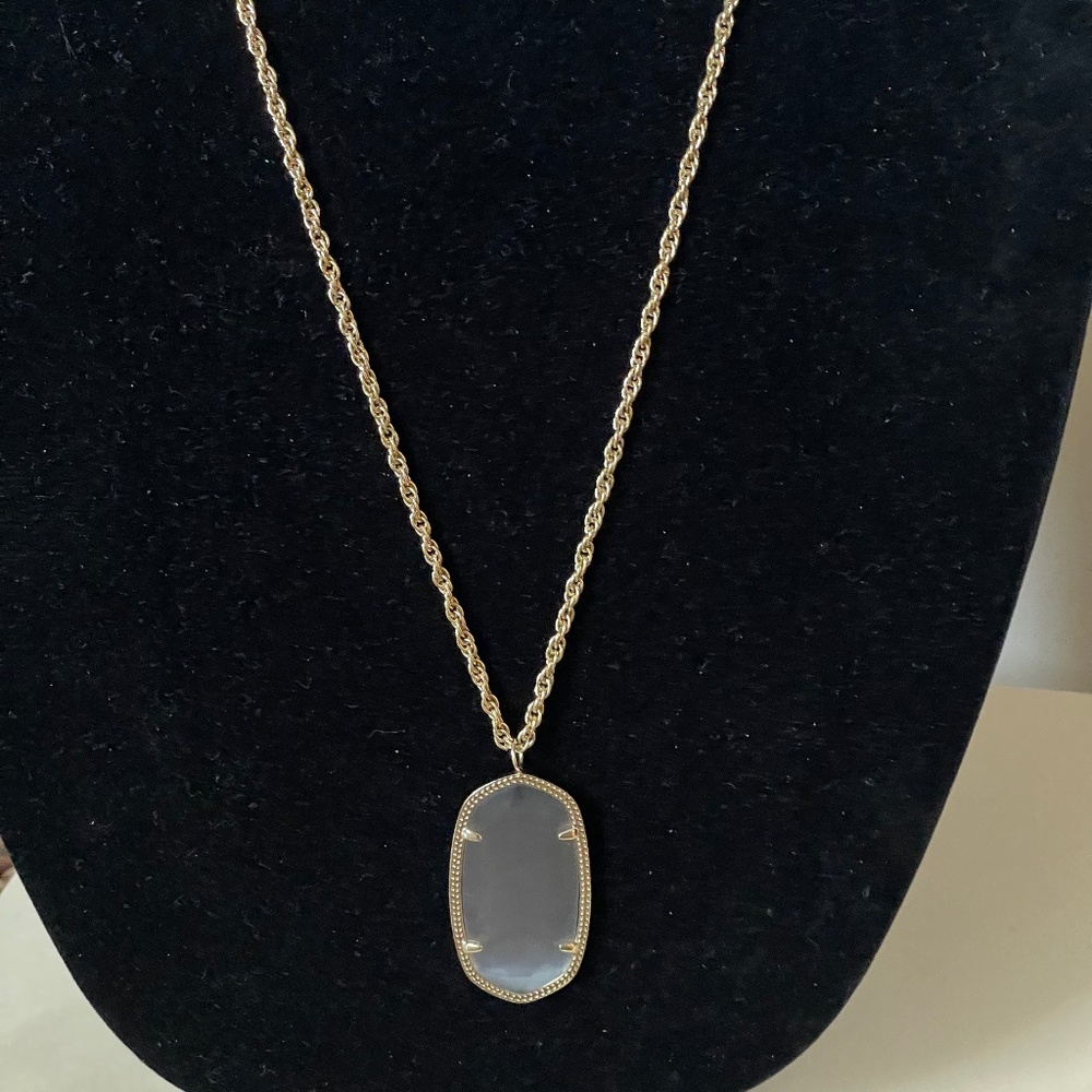 Kendra Scott Raid gold pendant necklace in gray color